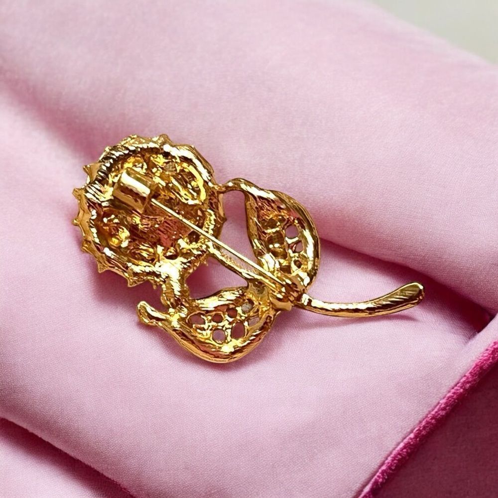 🤯5/$25🤯 Gold Tone Rhinestone Flower Brooch - Picture 3 of 4